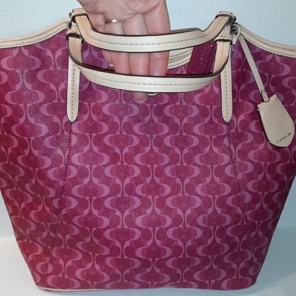 Sold COACH peyton XL Signature Dream C Tote - Picture 5 of 8